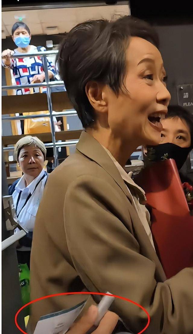 曝61岁叶童香港行生图,身材干瘪脸上画大浓妆,多人追着索要签名