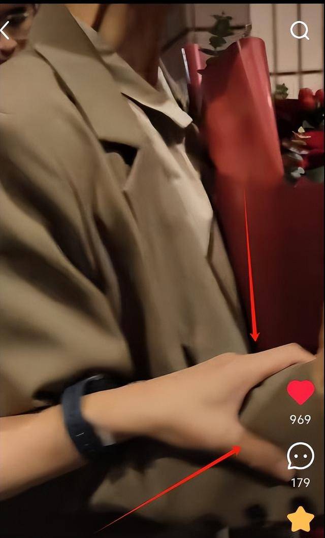 曝61岁叶童香港行生图,身材干瘪脸上画大浓妆,多人追着索要签名