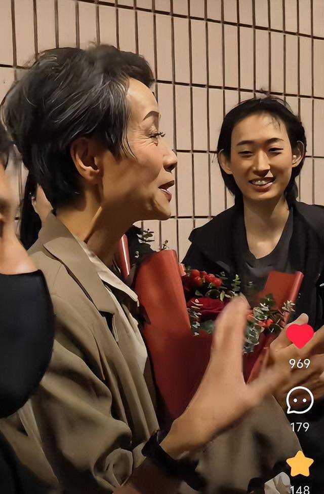 曝61岁叶童香港行生图,身材干瘪脸上画大浓妆,多人追着索要签名