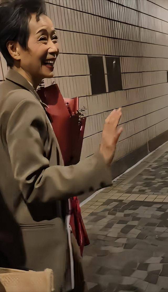 曝61岁叶童香港行生图,身材干瘪脸上画大浓妆,多人追着索要签名