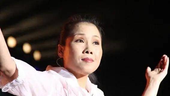 58岁的田震，老公原来是我们熟悉的他，如今两人定居澳洲生活惬意