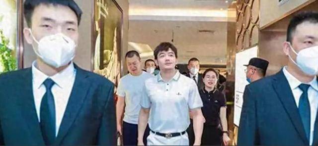 不顾央视警告顶风作案，与刘涛传出绯闻的杨烁，到底谁在给他撑腰
