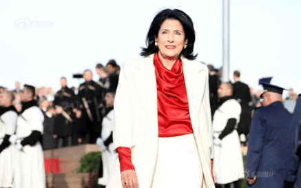 “第二个乌克兰”现身！总统拒不放权，抗议口号高响，释放信号强烈