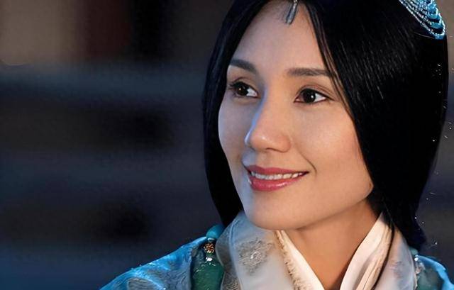 不拍戏就“消失”,47岁的袁泉,已经走上了女演员的另一大道