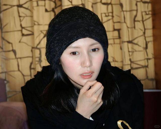 不拍戏就“消失”,47岁的袁泉,已经走上了女演员的另一大道