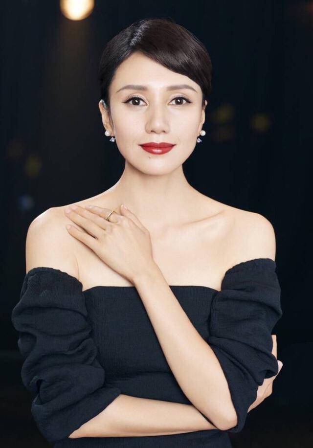 不拍戏就“消失”,47岁的袁泉,已经走上了女演员的另一大道