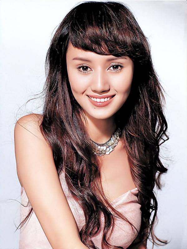 不拍戏就“消失”,47岁的袁泉,已经走上了女演员的另一大道