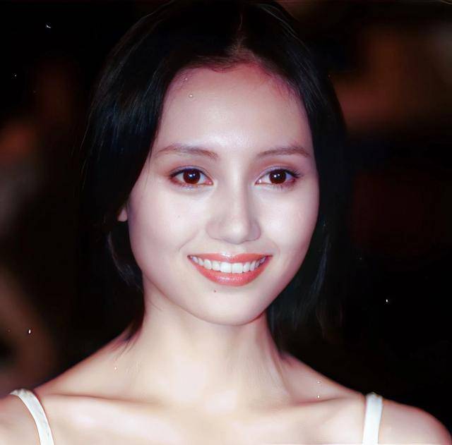 不拍戏就“消失”,47岁的袁泉,已经走上了女演员的另一大道