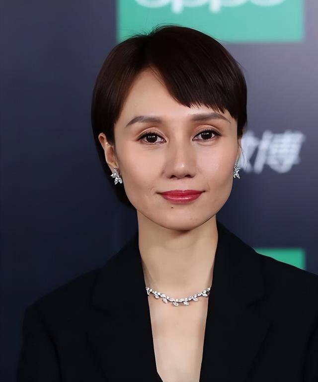 不拍戏就“消失”,47岁的袁泉,已经走上了女演员的另一大道