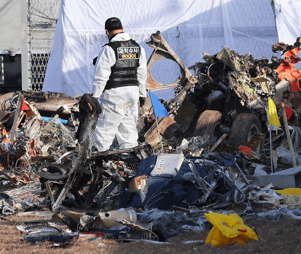 砰砰砰!巨响后爬上屋顶,他300米外拍下韩客机失事全程:热浪扑来像蒸桑拿