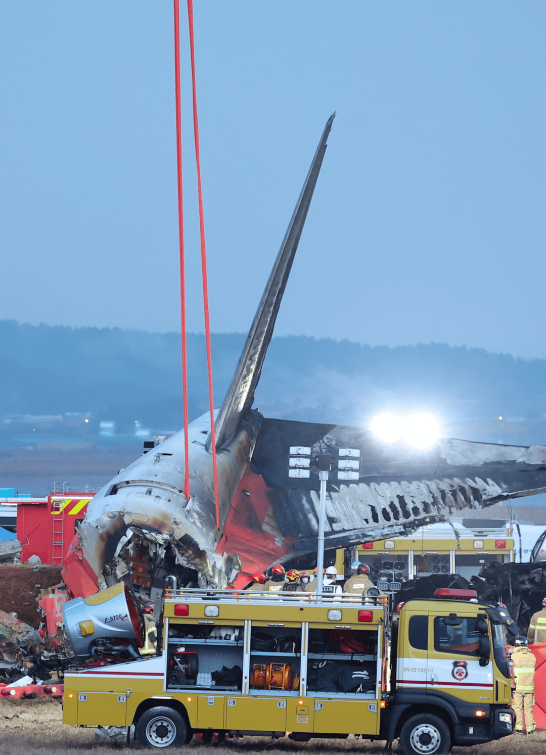 砰砰砰!巨响后爬上屋顶,他300米外拍下韩客机失事全程:热浪扑来像蒸桑拿