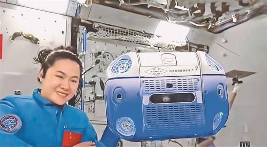 哈工大智能飞行机器人“小航”亮相中国空间站