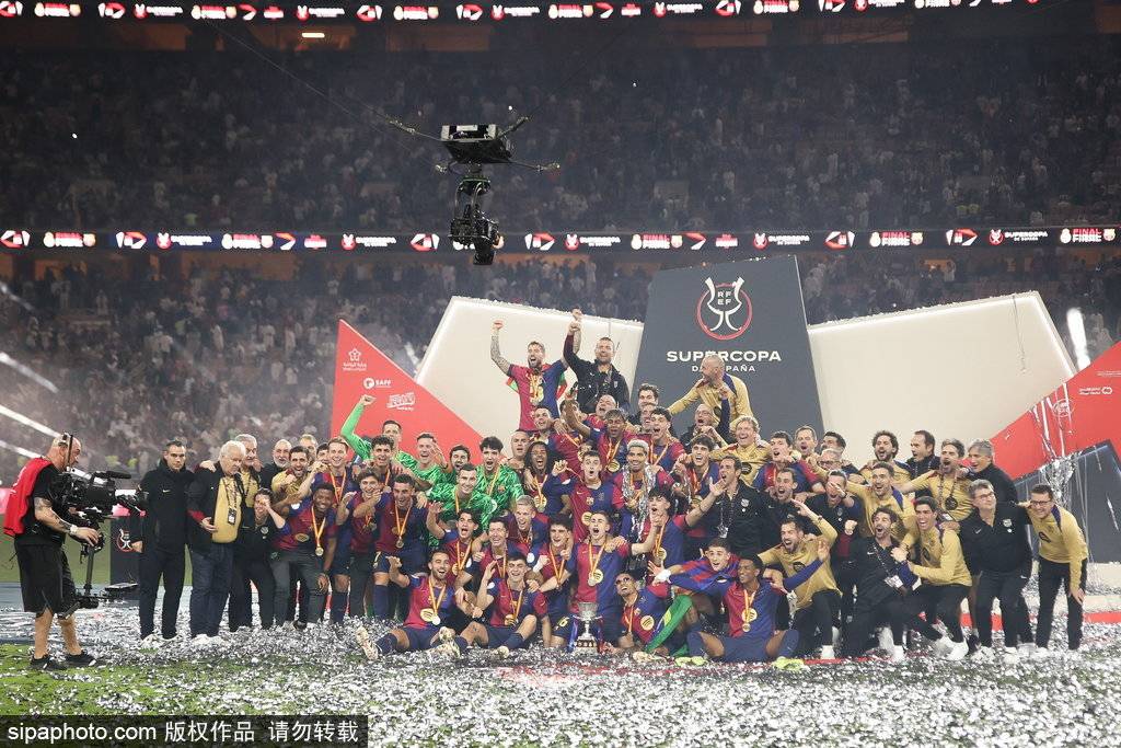 比赛日：十人巴萨5-2皇马夺西超杯 曼联足总杯点杀阿森纳