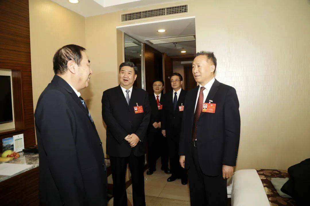 张延昆看望出席自治区政协十三届三次会议的政协委员