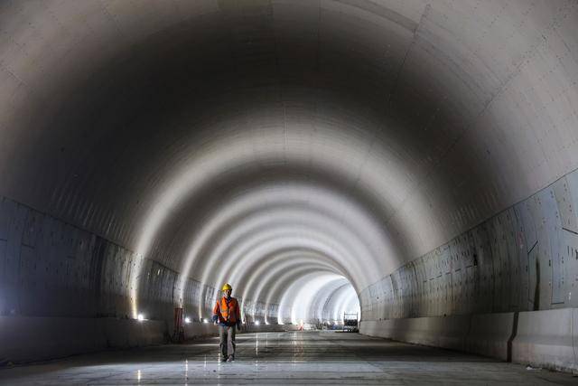 “洞中打洞” 广州海珠湾隧道联络通道全部贯通