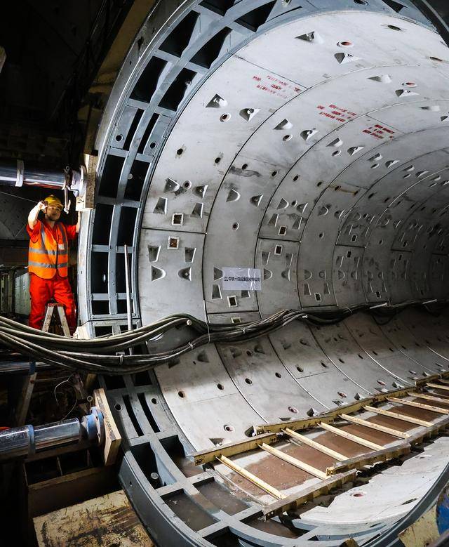 “洞中打洞” 广州海珠湾隧道联络通道全部贯通