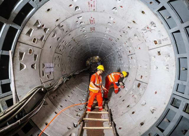 “洞中打洞” 广州海珠湾隧道联络通道全部贯通