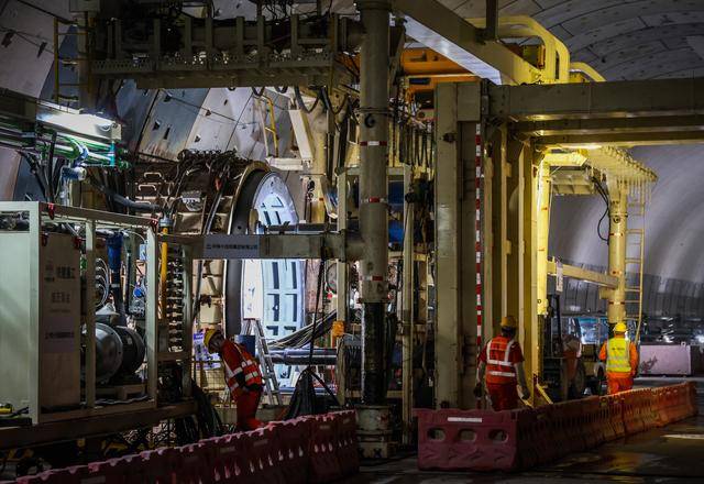 “洞中打洞” 广州海珠湾隧道联络通道全部贯通