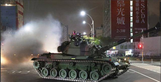 解放军强力“打独”效果显现:岛内战机没人开,坦克没人驾驶,赔钱退伍暴增4倍!