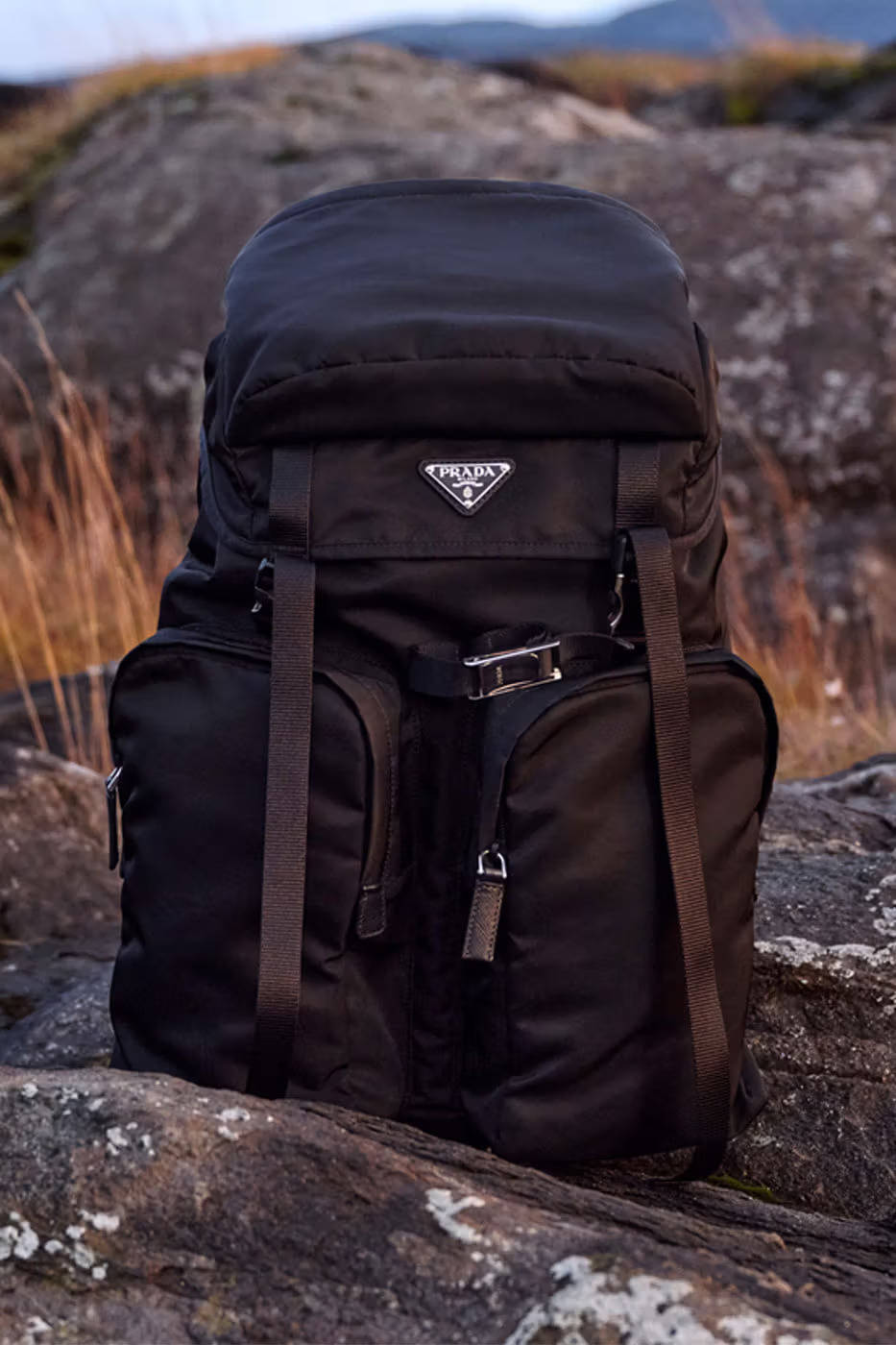 出镜PRADA大片！“卷福”直接化身超模