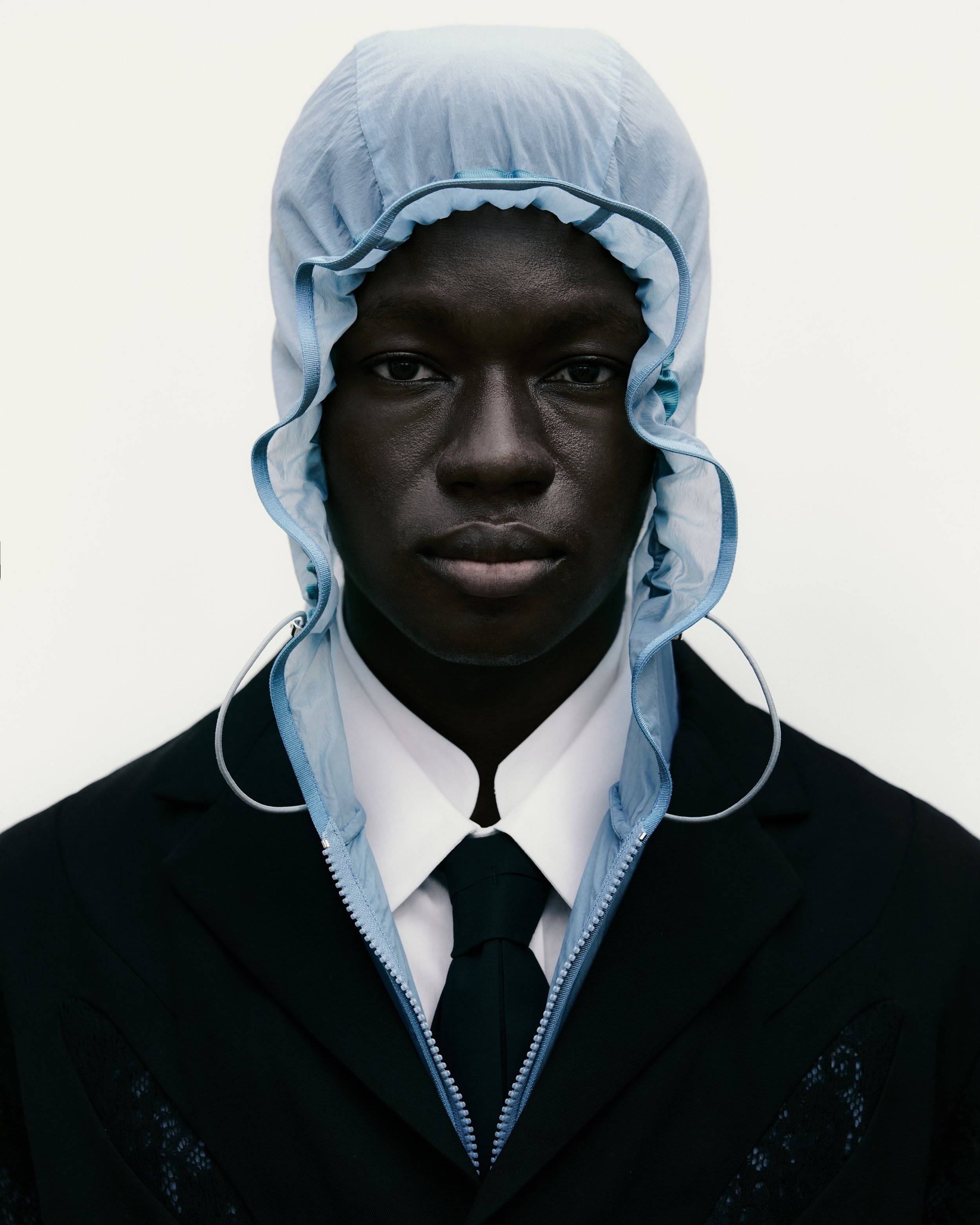 出镜PRADA大片！“卷福”直接化身超模