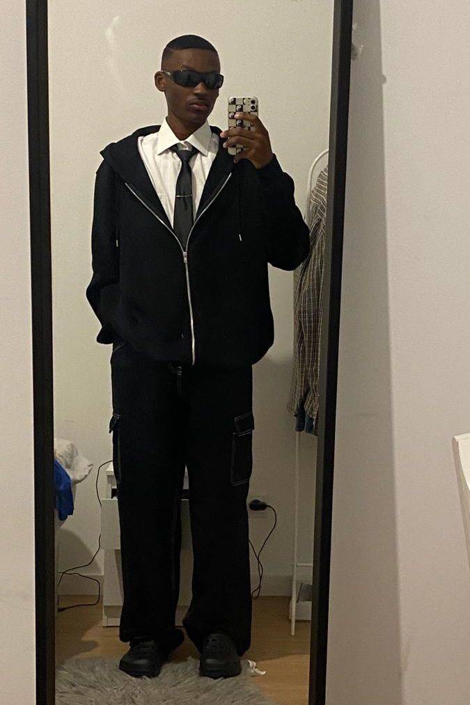 出镜PRADA大片！“卷福”直接化身超模