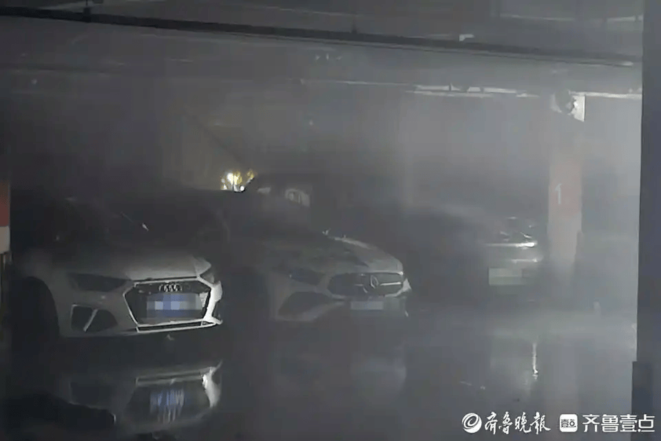 一小鹏汽车突然起火,小区17辆车完全或严重烧损,包括奔驰、宝马等豪华车!车企回应:涉事车曾加改装