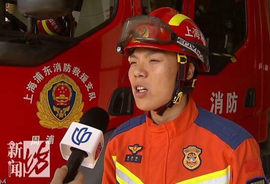 “水已经到胸口了!”事发上海深夜,一小轿车冲进河道!紧急救援→