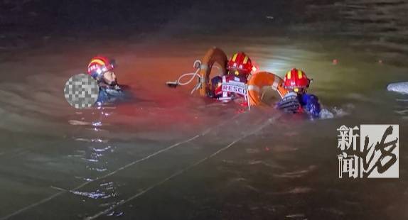 “水已经到胸口了!”事发上海深夜,一小轿车冲进河道!紧急救援→