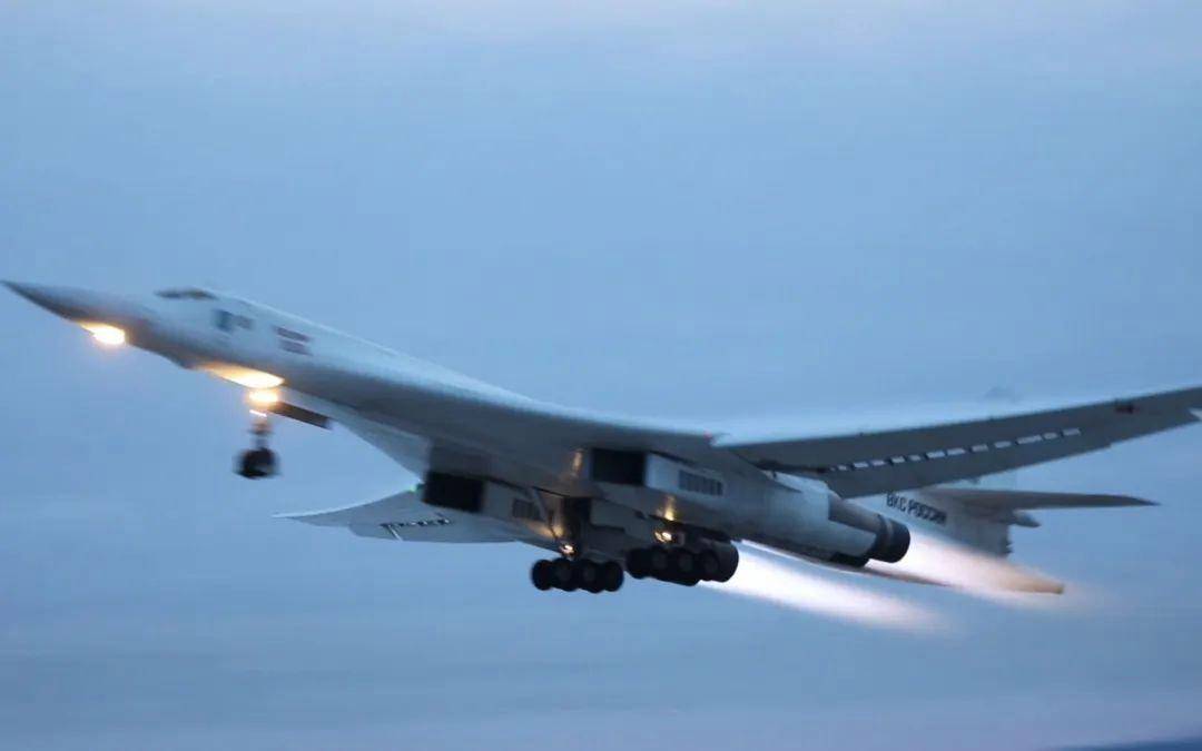 “杀手锏”突然调动，图160被部署黑龙江对岸，普京此举意欲何为