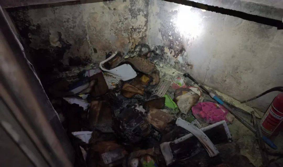 北京海淀一居民楼阳台突发火灾，起火物品很常见