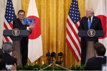 美媒:石破茂赠送特朗普价值近17万日元金色武士头盔,特朗普回赠其新书