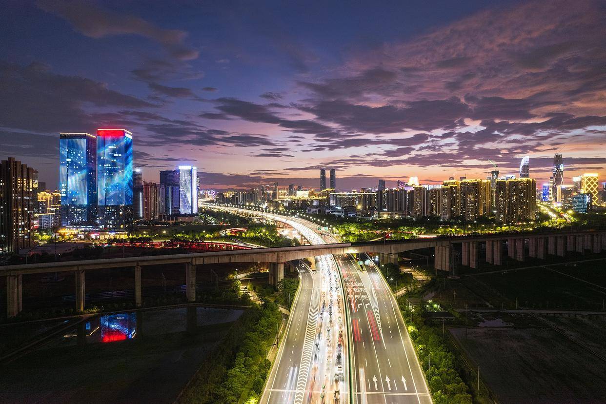 杭州萧山机场高速坎红路收费站回应免费通行传闻：未接正式通知，仍正常收费