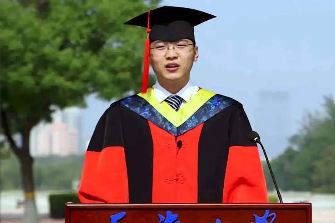 生于1993年，张宇任内蒙古包头市昆都仑区副区长，系天津大学材料学院2020届博士毕业生