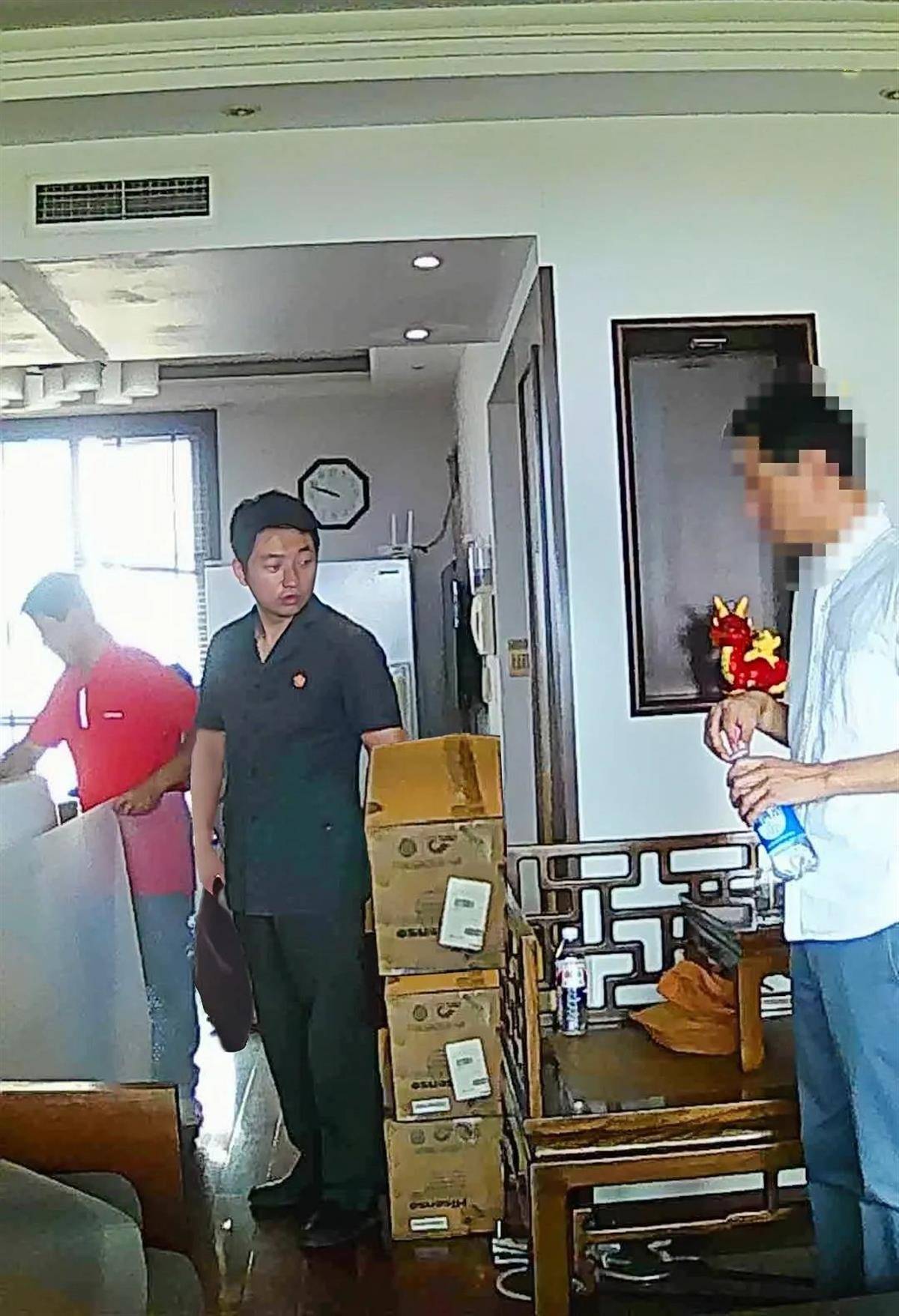 欠款上千万却住着大平层，房主年逾古稀身患重病，法院协调债主帮其租房搬家