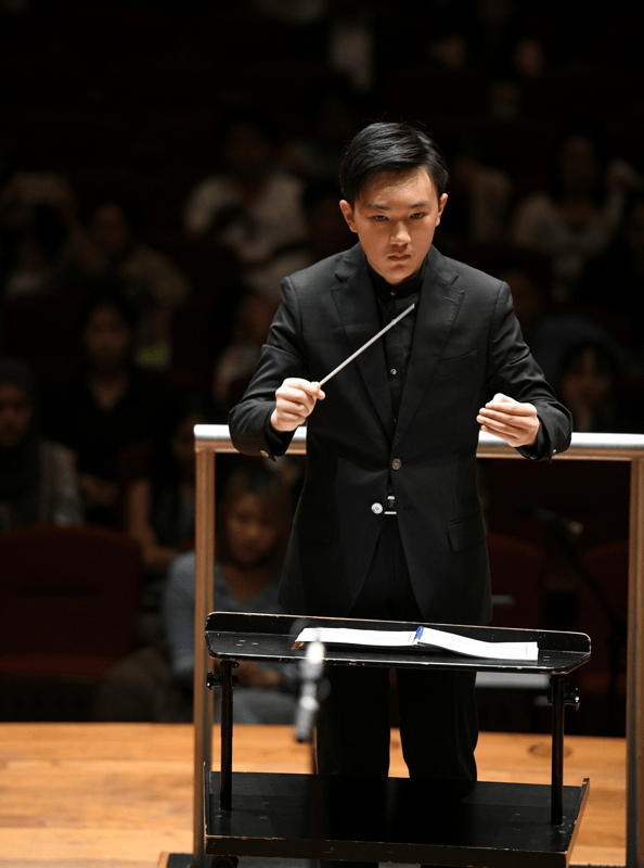 香港少年指挥廖偲楷首次执棒新加坡青年爱乐交响乐团
