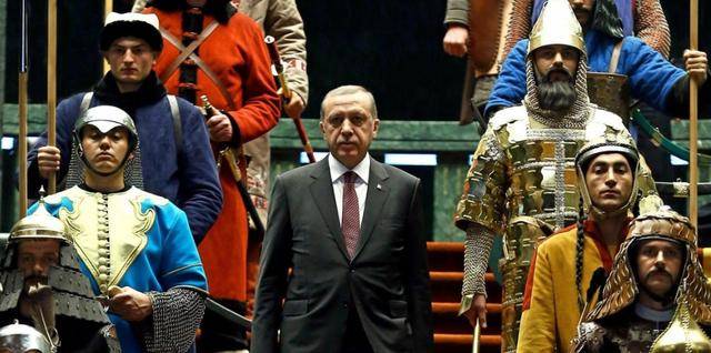 泽连斯基的头顶，撑起一把黑伞，埃尔多安的用意，乌克兰读懂了