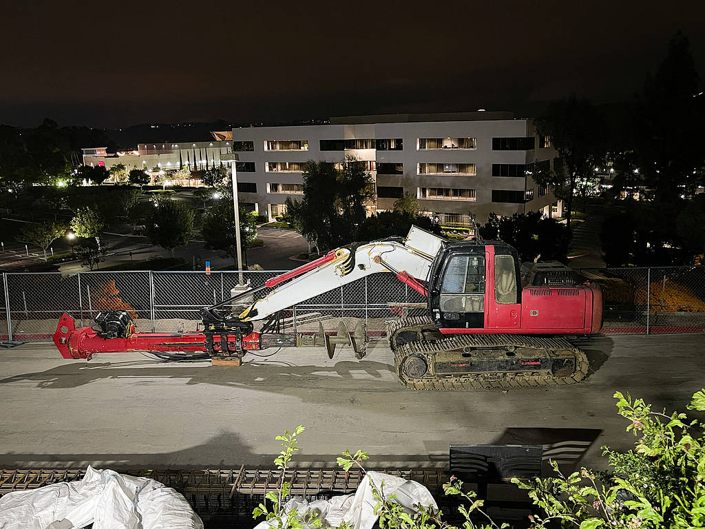 钩机夜拆未搬走商户招牌,叫人如何相信“误拆”