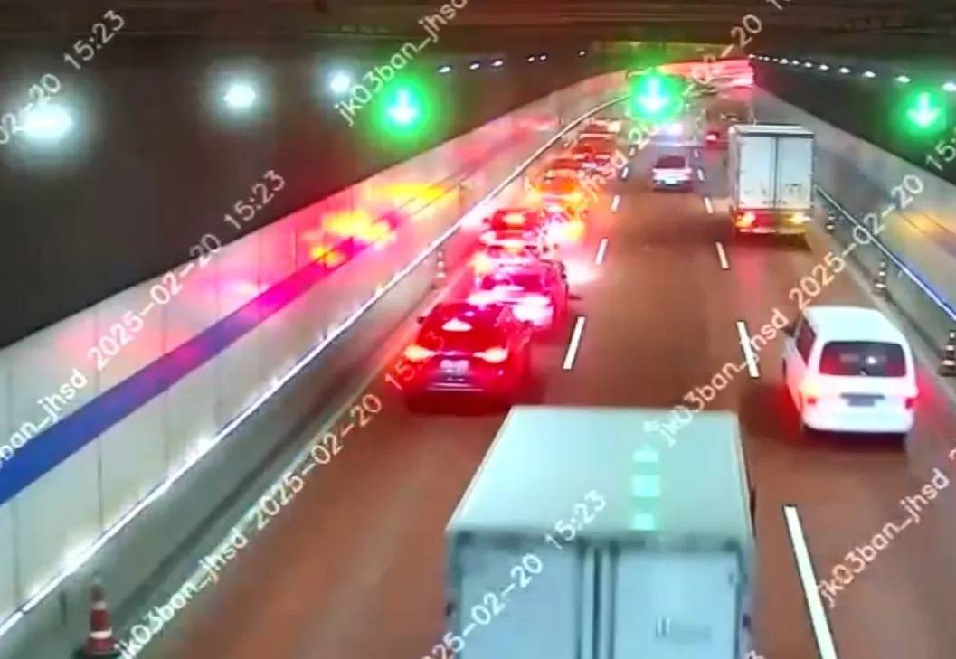 上海隧道内突发多车事故！小轿车刹车不及，连续追尾前方3辆小客车