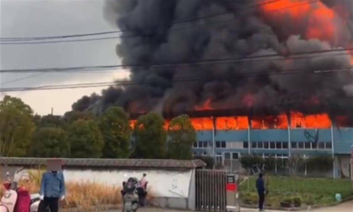 安徽芜湖一工厂突发大火，当地：正在灭火救援，无人员被困
