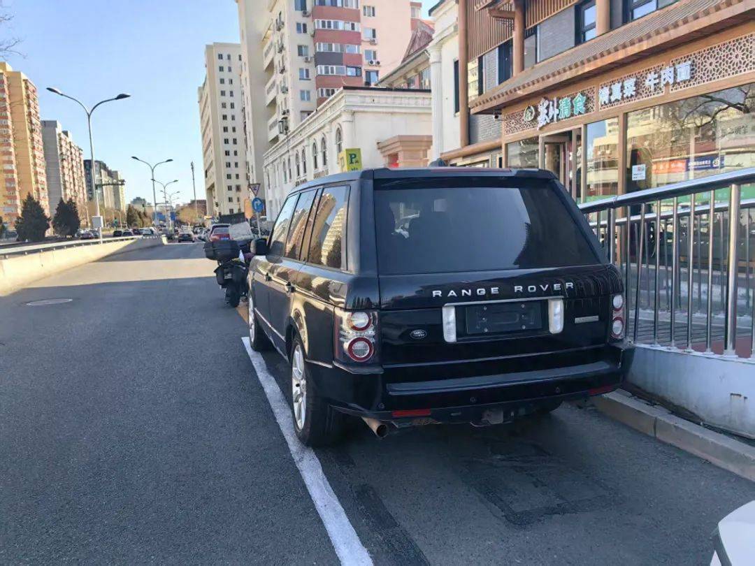 北京路侧收费停车位里那些没有“身份证”的车，有人管吗？