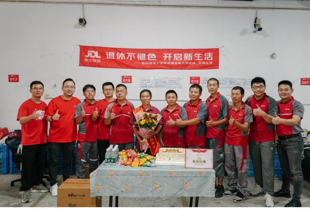 沪漂17年,快递“老哥”们迎来退休潮:赚到了车、房、股票,过上了“有保障的退休生活”