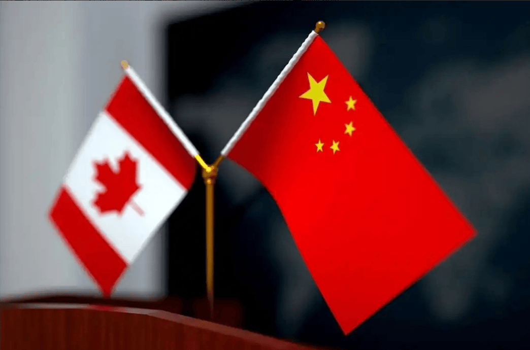 拿反华讨好美国的加拿大,没等来高抬贵手,中美的“左右开弓”先到了!