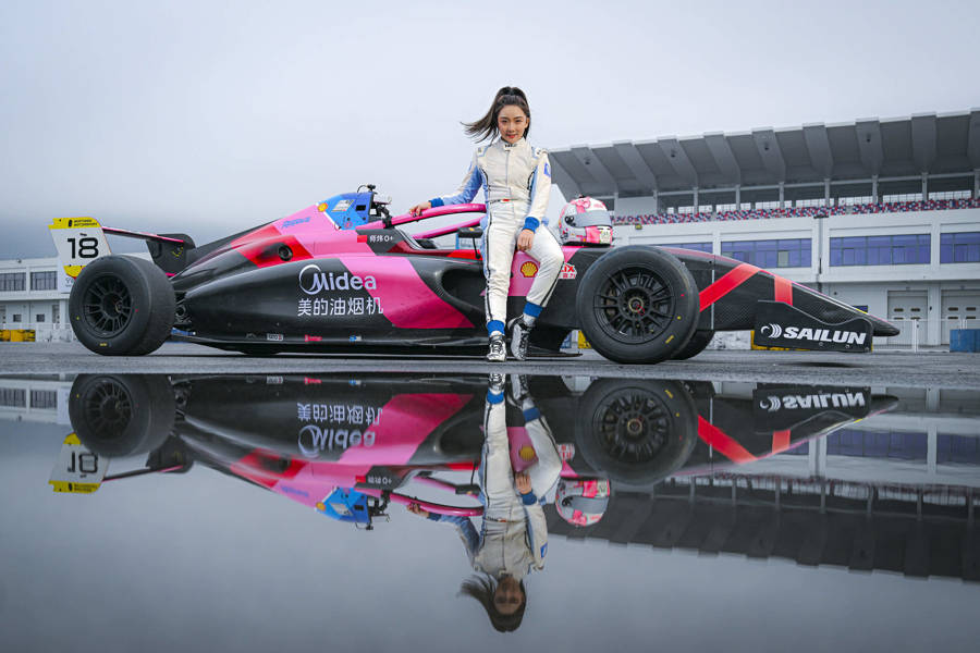 与世界上“开车最快”的女生们同场竞技!师炜即将亮相F1学院揭幕战