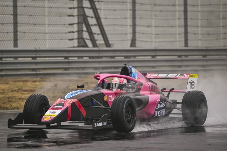 与世界上“开车最快”的女生们同场竞技!师炜即将亮相F1学院揭幕战