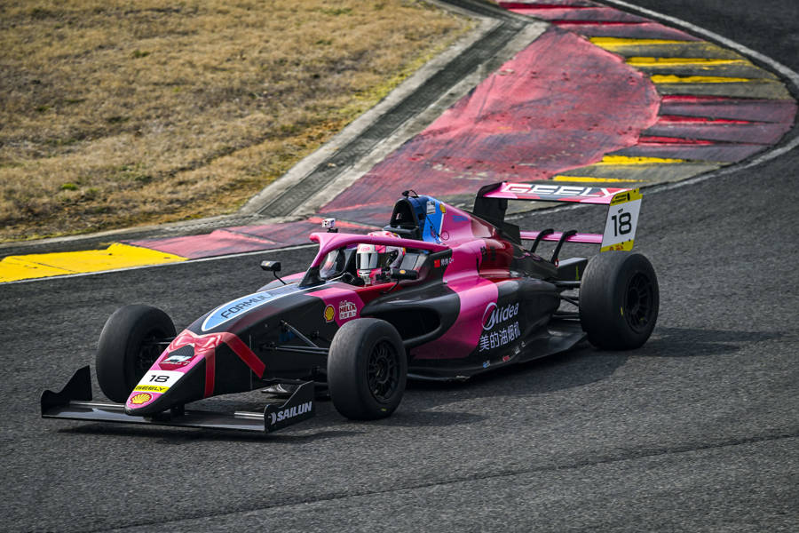 与世界上“开车最快”的女生们同场竞技!师炜即将亮相F1学院揭幕战