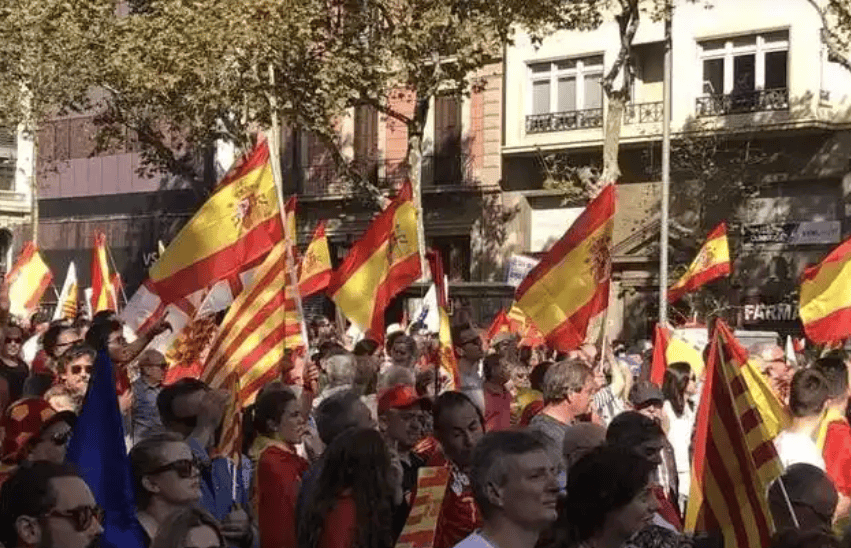 “要独立，不要统一！”40万人冲上街头示威，上演罕见一幕