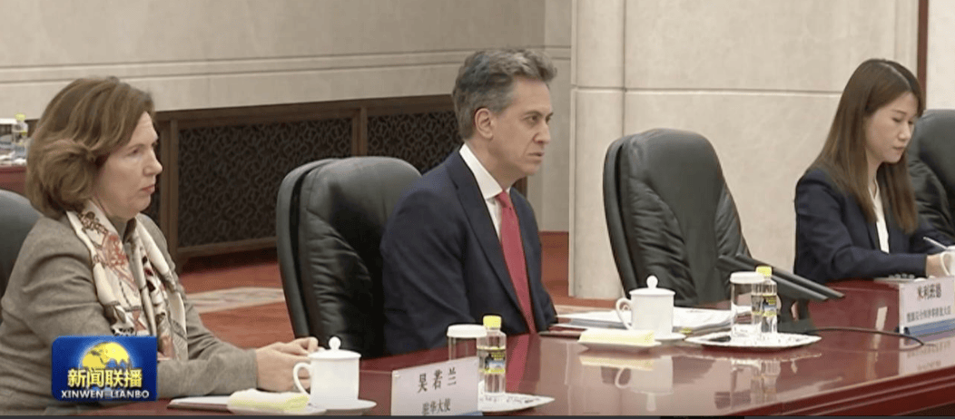 英部长访华结束，临走前提出2个“破格”要求，中方回应耐人寻味