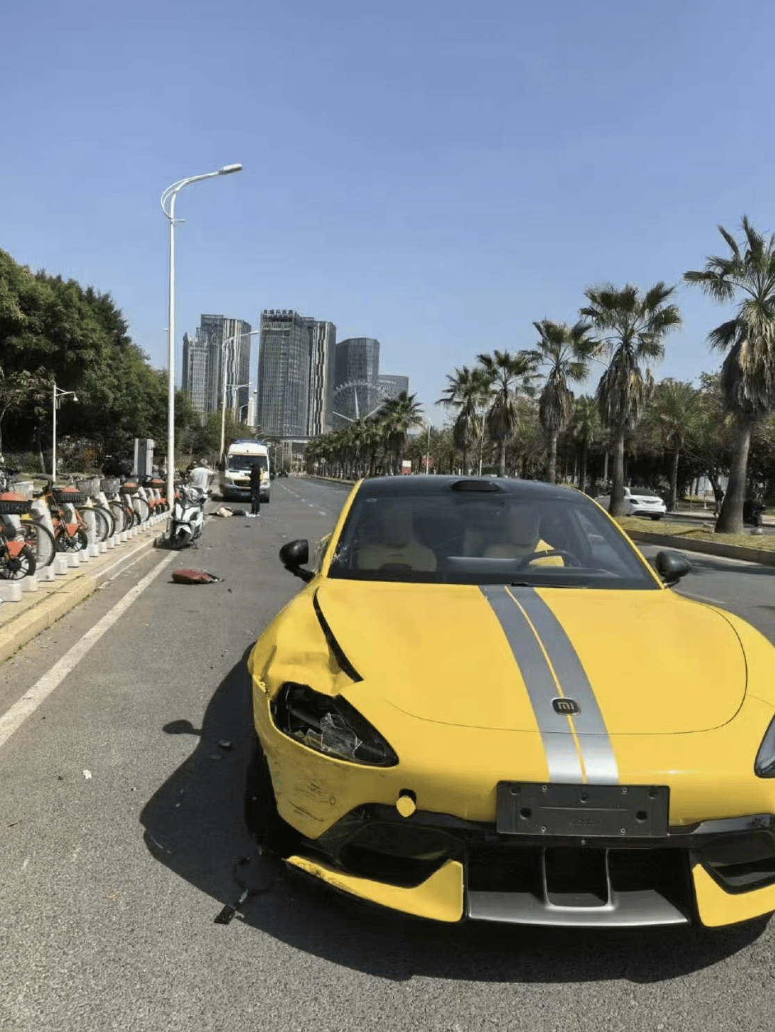 小米SU7 Ultra狂飙140km/h撞飞电动车引热议,如何避免类似悲剧重演?|热财经