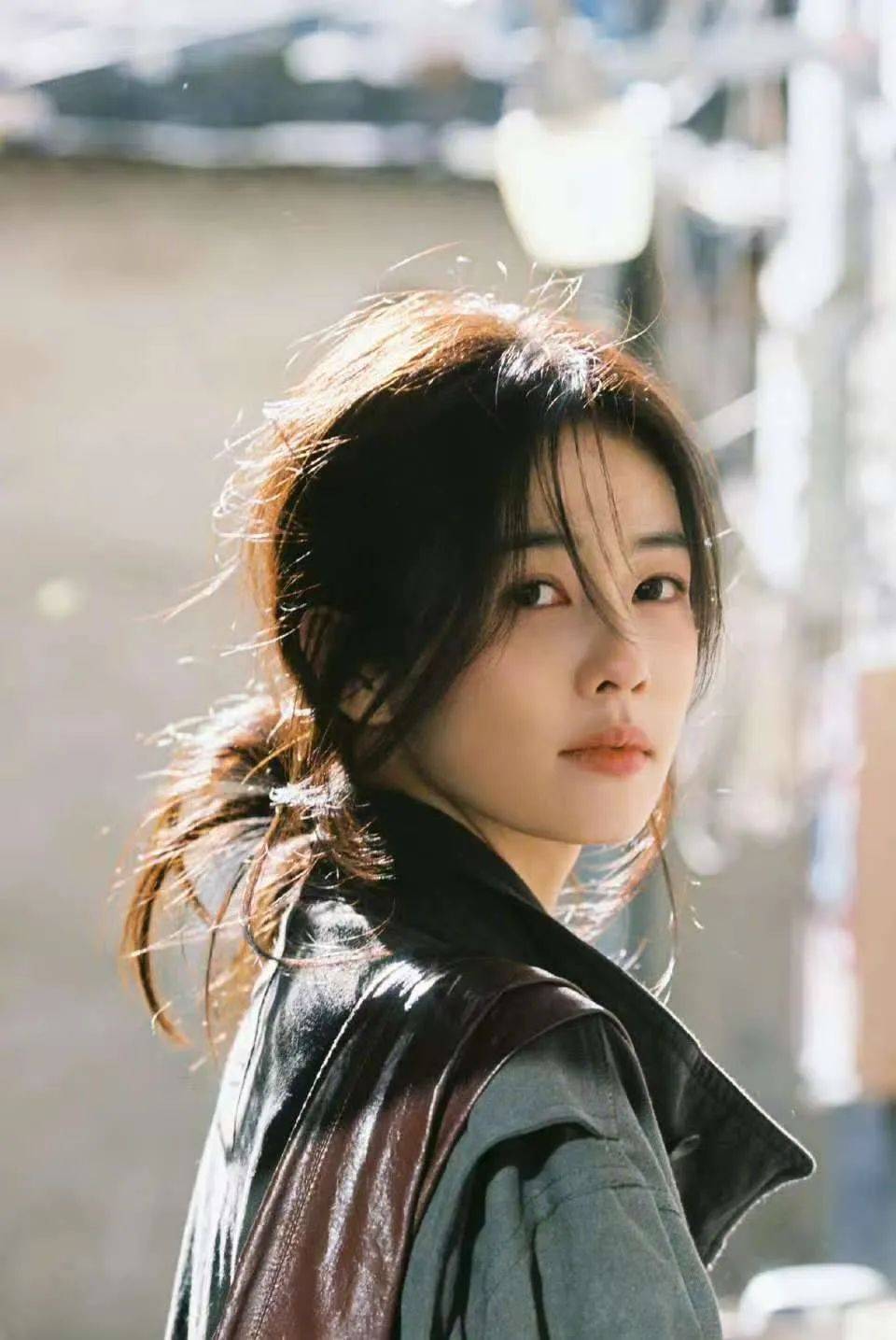 “连小学生都不会犯错的！”知名女星白鹿发文被吐槽，老板于正回应